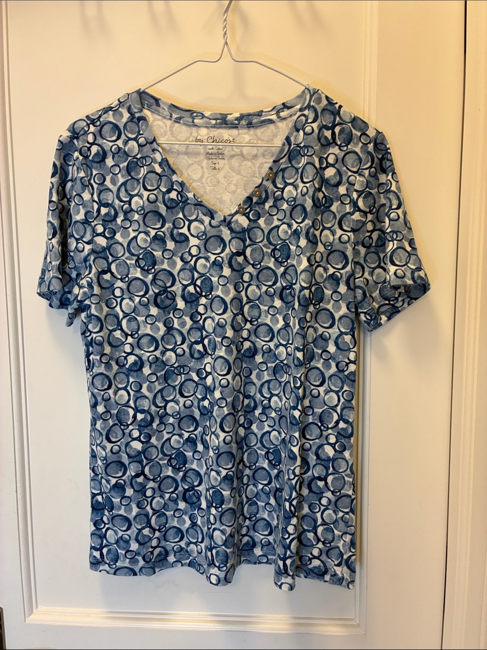 Chico's Blue Bubble-Print V-Neck Short Sleeve Top⭐️